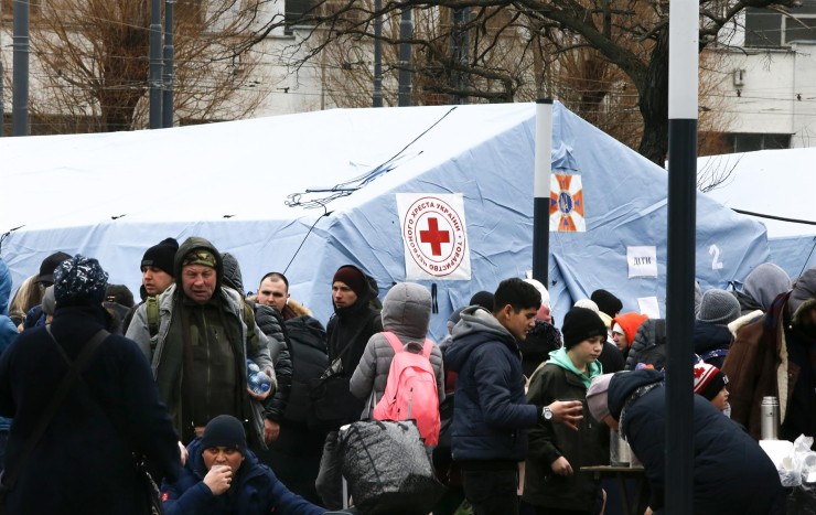 Una organización humanitaria atiende a los miles refugiados ucranianos que cruzan la frontera hacia Polonia. (EFE /Manuel Lorenzo)