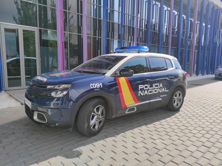 Un coche de la Policía Nacional, estacionado junto a los Juzgados de Zaragoza. / Foto: EP