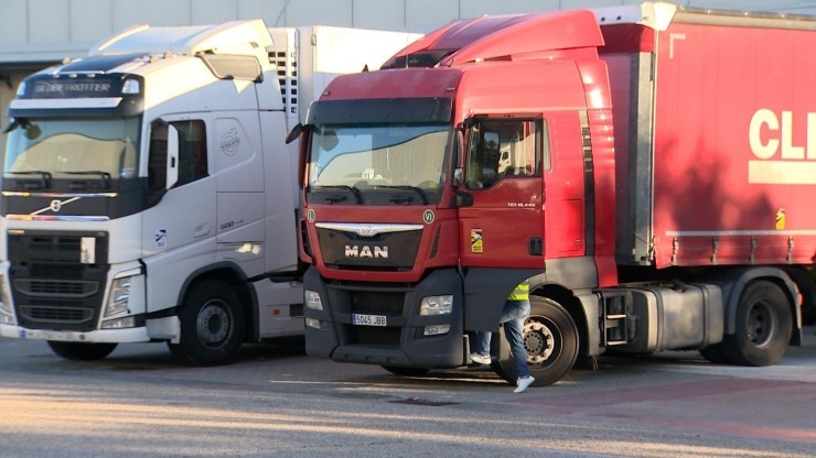 Dos camiones estacionados en un aparcamiento. / Europa Press