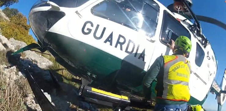 Helicóptero de la Guardia Civil y un agente del Greim participan en un rescate. / Foto: GUARDIA CIVIL.