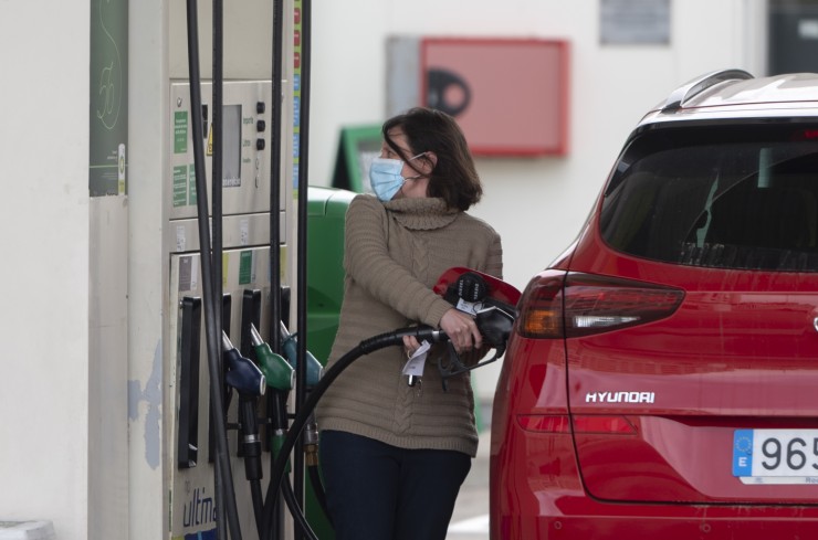 Una mujer reposta combustible en una gasolinera. / Europa Press
