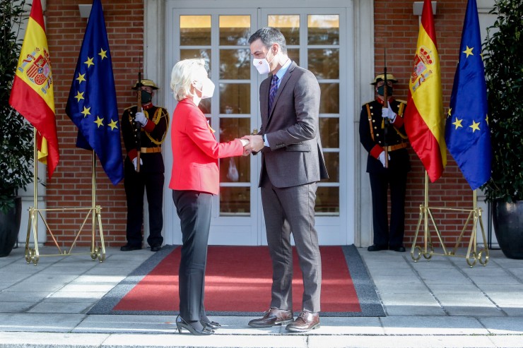 La presidenta de la Comisión Europea, Ursula von der Leyen, se reúne con el presidente del Gobierno, Pedro Sánchez, en La Moncloa. / EUROPA PRESS