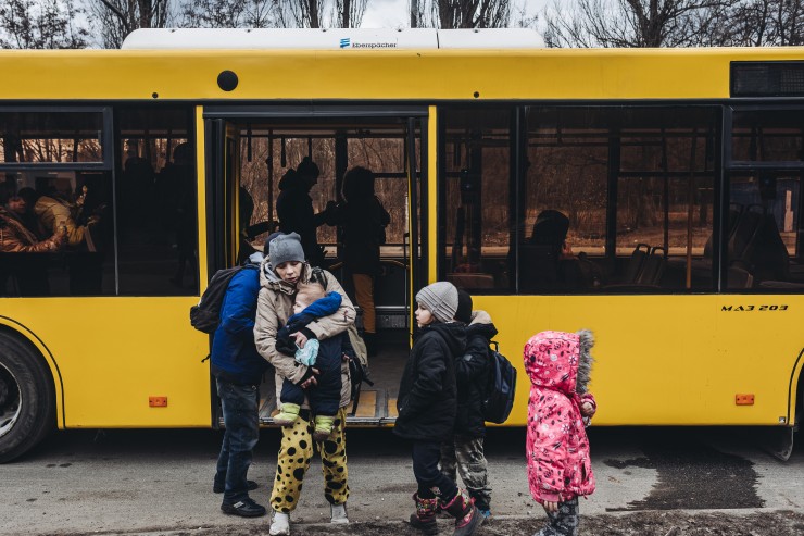 Una familia de Irpin (Ucrania) es evacuada de Kiev. / DIEGO HERRERA - EUROPA PRESS