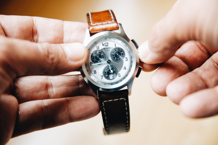 Una persona cambia la hora con las manecillas de reloj. / Foto: Europa Press