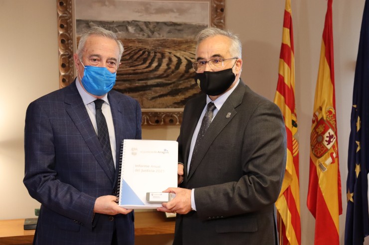 El presidente de las Cortes de Aragón, Javier Sada, y el lugarteniente del Justicia, Javier Hernández. / Foto: EP
