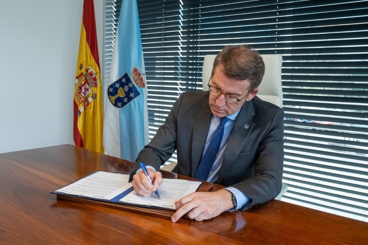 El presidente de la Xunta y candidato a liderar el PP, Alberto Núñez Feijóo, firma su dimisión. / EP