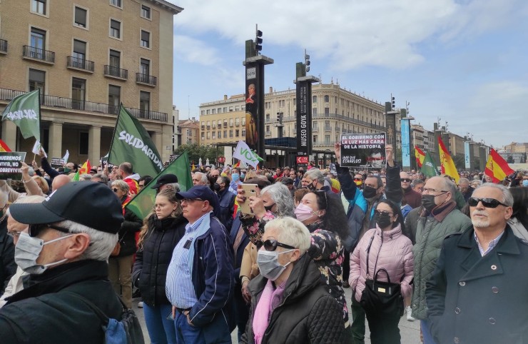 Imagen de los manifestantes en la plaza del Pilar de Zaragoza. / Foto: EP