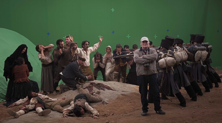 Carlos Saura durante el rodaje del corto que recrea la obra de Goya 'Los fusilamientos del 3 de mayo'. (Foto: Jorge Fuembuena).