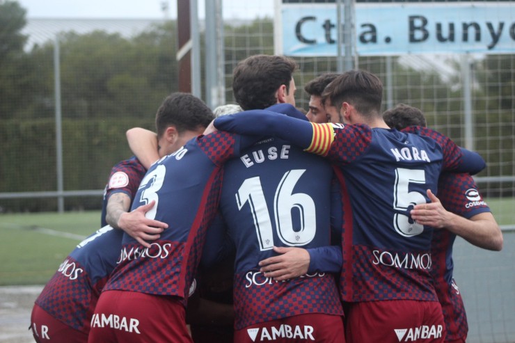 La plantilla del Huesca B celebra el gol ante el Prat