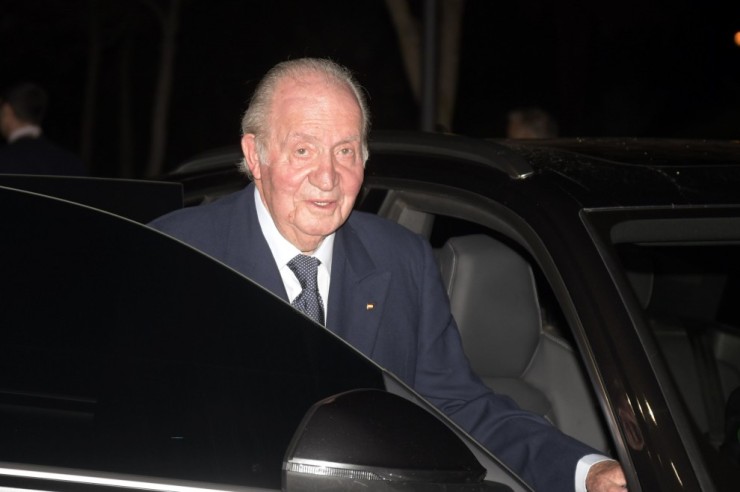 El rey emérito, subiendo a un coche en una de sus últimas apariciones públicas en España (EP).