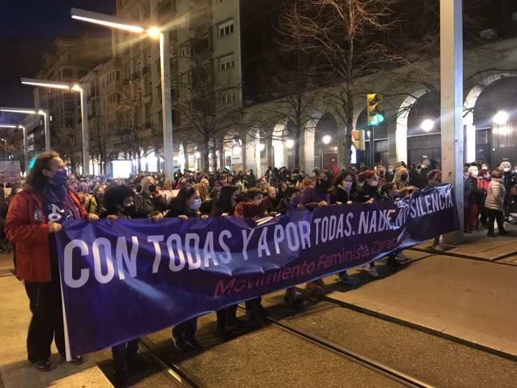 Imagen de la pancarta que abrió la manifestación del 8M en Zaragoza.