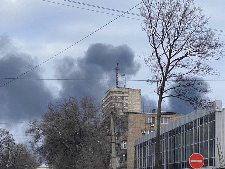 Columnas de humo salen de una zona residencial en la ciudad de Mariúpol, en el sureste de Ucrania y asediada desde hace tres semanas por las tropas rusas. (EFE/Galyna Balabanova).