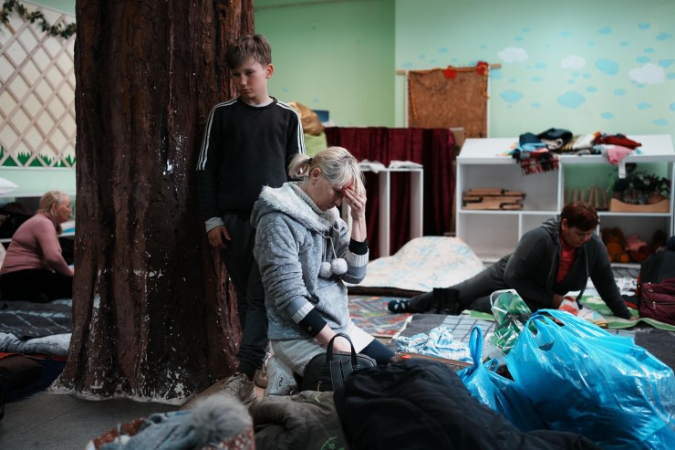 Una familia de refugiados trata de dormir en un piso de Odesa, punto de tránsito de los refugiados del sureste de Ucrania. (EFE/ Borja Sánchez Trillo).