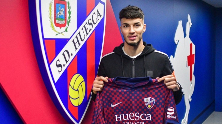 Luis Peteiro posa con la camiseta de la SD Huesca.