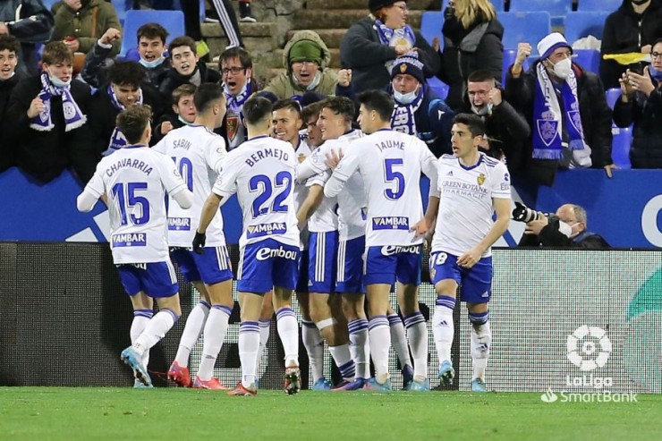 Los jugadores del Real Zaragoza celebran el primer tanto del encuentro.