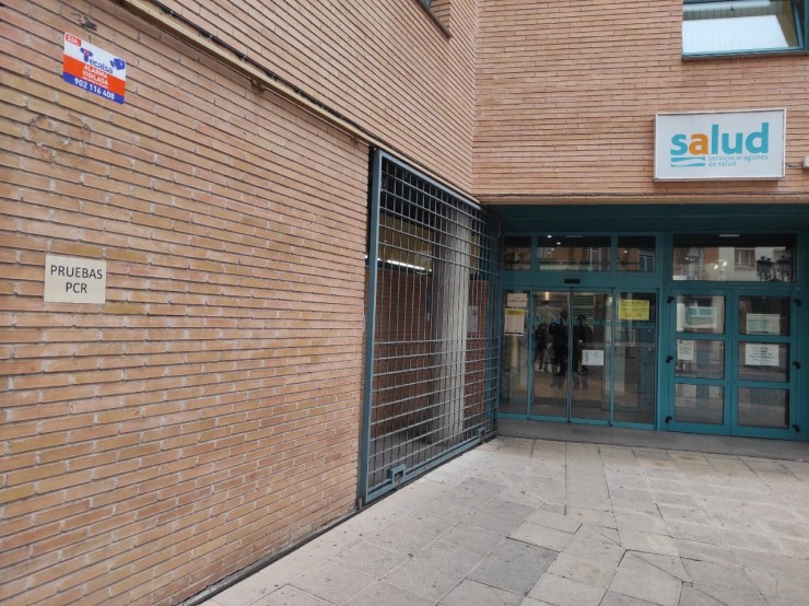 Puerta de acceso para realizar PCR en el centro de salud de Rebolería (Zaragoza)./EP