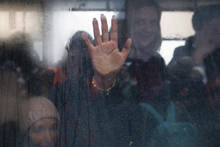 Una mujer pone su mano en la ventana dentro de un autobús en la evacuación de Irpín, cerca de Kiev. (EFE/ Mikhail Palinchak).