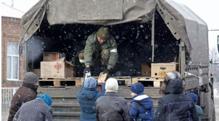 Residentes locales reciben ayuda humanitaria en el pueblo de Anadol en Donetsk./EP