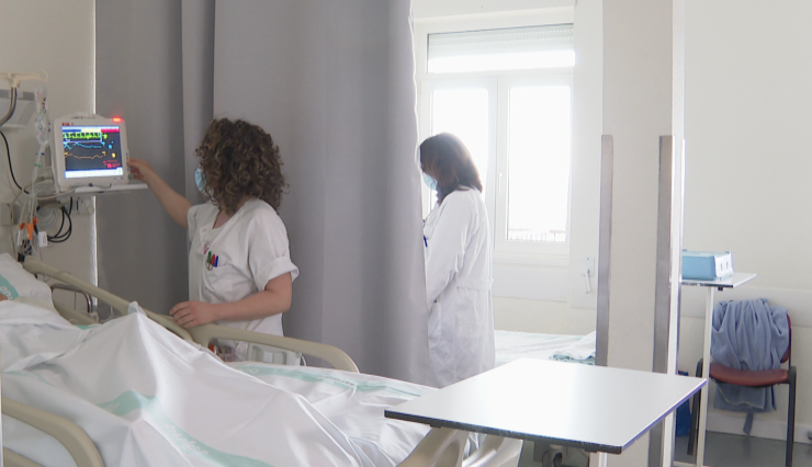 Profesionales sanitarias atienden a un paciente de la nueva Unidad de Ictus del Royo Villanova de Zaragoza.