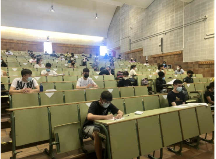 Un grupo de estudiantes realiza un examen en Unizar.