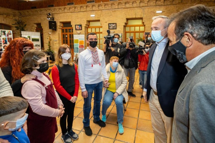 El alcalde de Zaragoza, Jorge Azcón, visita a las familias ucranianas en Zaragoza./ Foto: Ayuntamiento de Zaragoza.