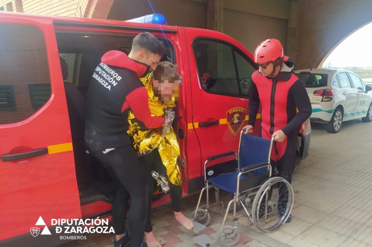 Los bomberos auxilian al joven en el embalse de La Loteta. / Diputación de Zaragoza
