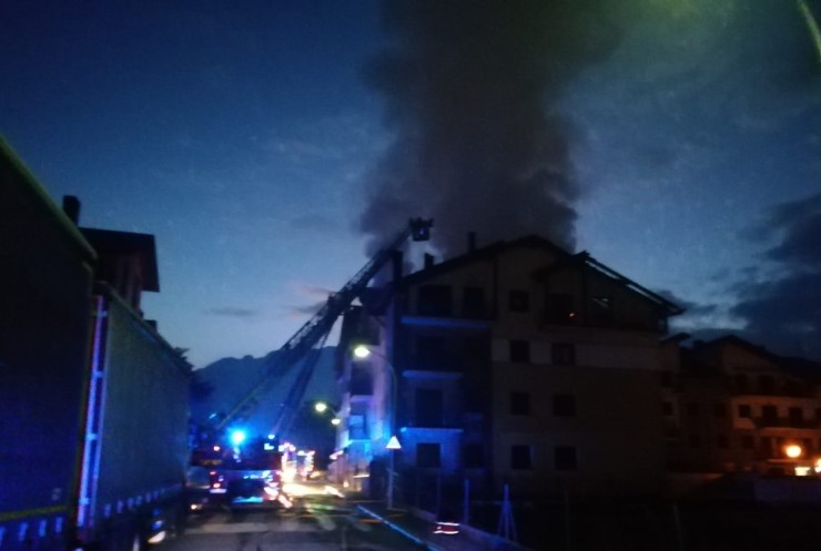 El fuego se ha declarado en un bloque de viviendas y se ha extendido a otros contiguos. | Diputación de Huesca