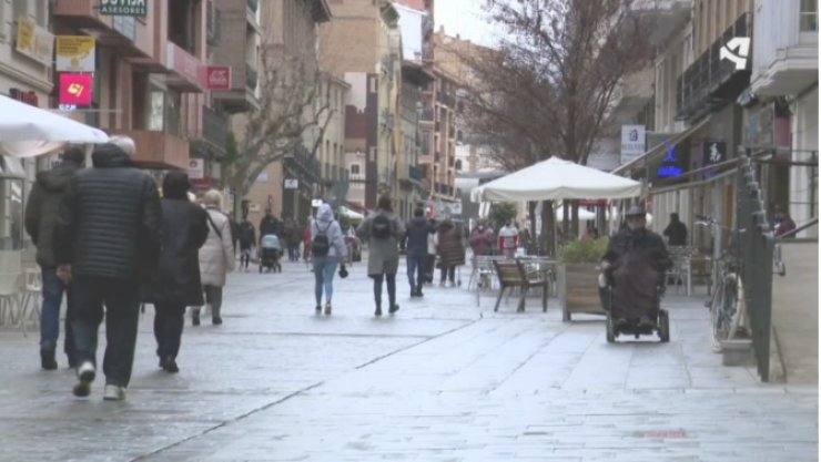 Solo la provincia oscense ha ganado habitantes. En la imagen, una calle comercial del centro de Huesca.