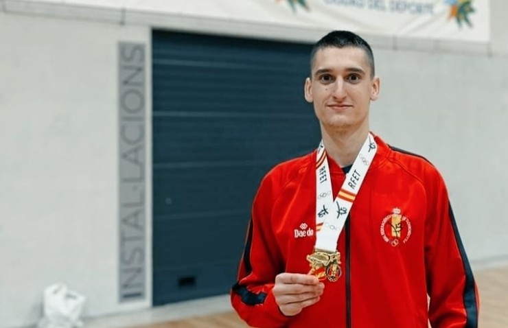 Adrián del Río posa con el oro conquistado en el Open Internacional de España G2.