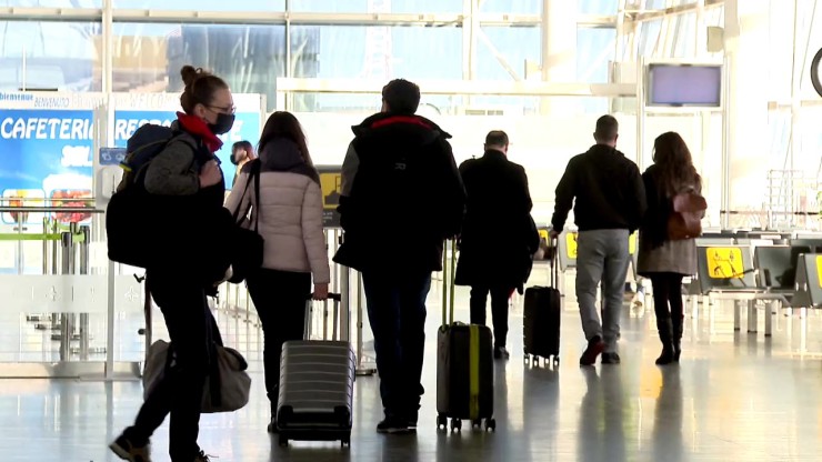 Imagen de turistas en el aeropuerto de Zaragoza.