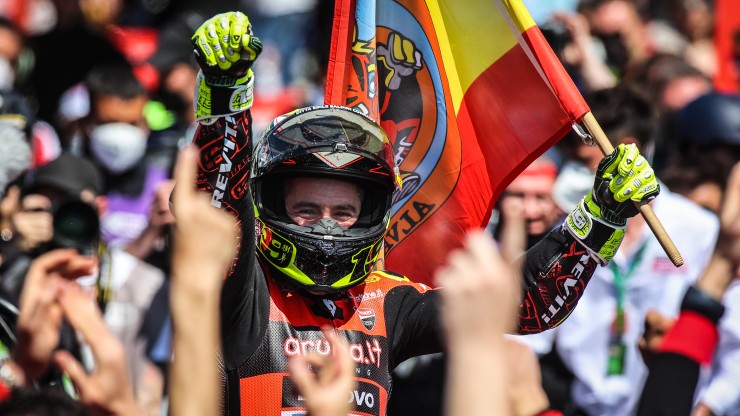 Álvaro Bautista celebra su triunfo en la Carrera 2 de MotorLand este domingo.