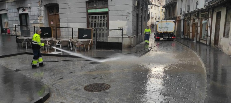 Trabajos de limpieza en la Rúa de Dato de Calatayud tras la tromba de agua registrada el martes por la tarde. / Ayuntamiento de Calatayud