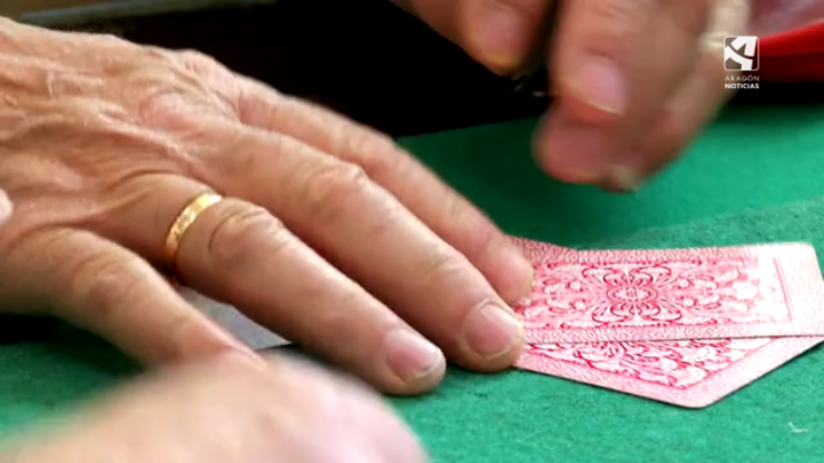 Imagen de la mano de un hombre jungando a las cartas. / CARTV