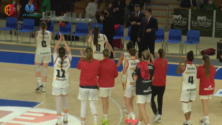 Las jugadoras del Casademont Zaragoza femenino celebran su victoria ante el Araski.