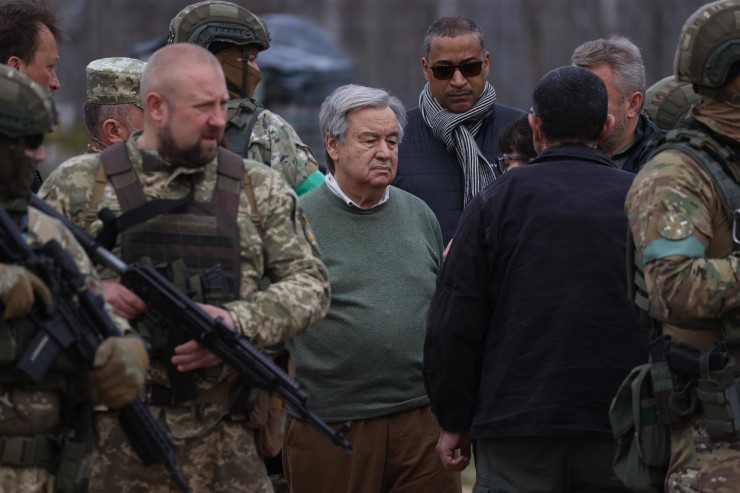 António Guterres (c) ha visitado la ciudad de Borodianka antes de viajar a Kiev. (EFE/Miguel Gutiérrez)