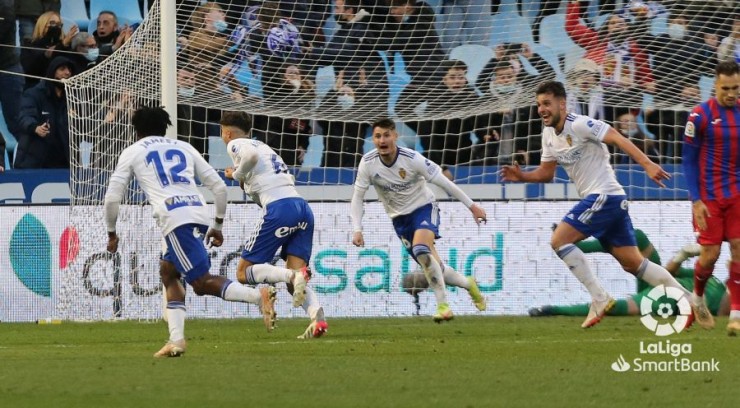 Los jugadores del Real Zaragoza celebran el gol de la victoria ante el Eibar.
