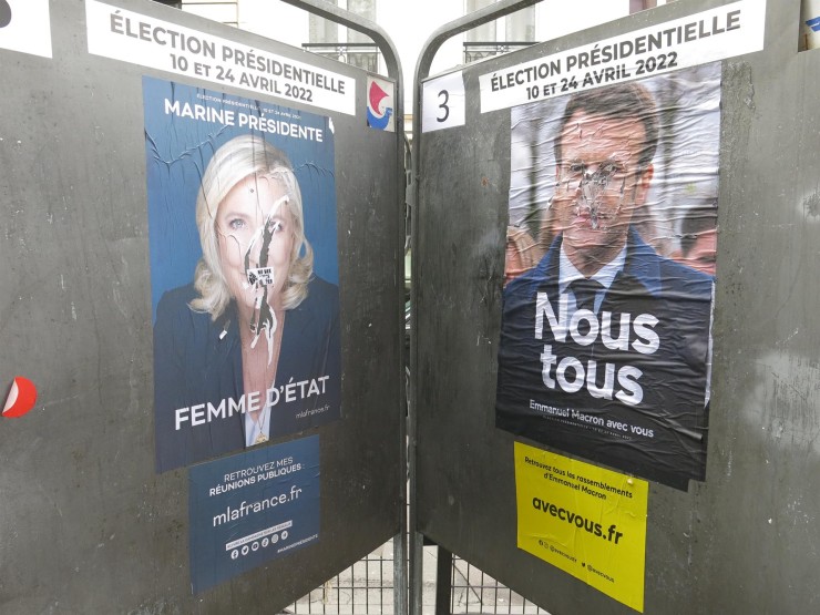 Dos carteles electorales de Emmanuel Macron y Marine Le Pen se "enfrentan" también en las calles de París. / Foto: EFE