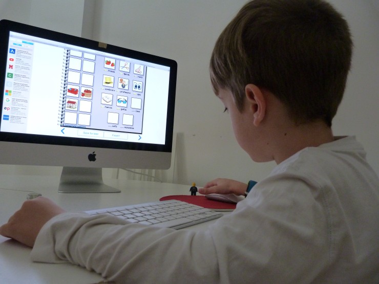 Un niño hace sus deberes frente a un ordenador. (Europa Press).