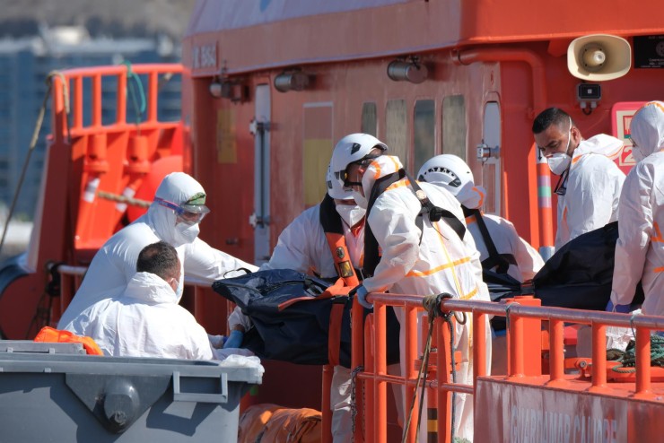 Personal de emergencias desembarca en el puerto de Arguineguín (Gran Canaria) el único cadáver que pudo recuperar la Guardamar Calíope, de una mujer subsahariana mayor de edad. / Foto: EFE.