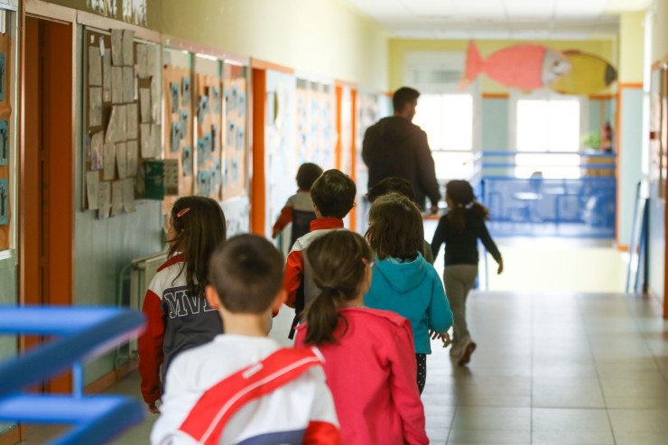 Niños entrando a un colegio. / Foto: EP.