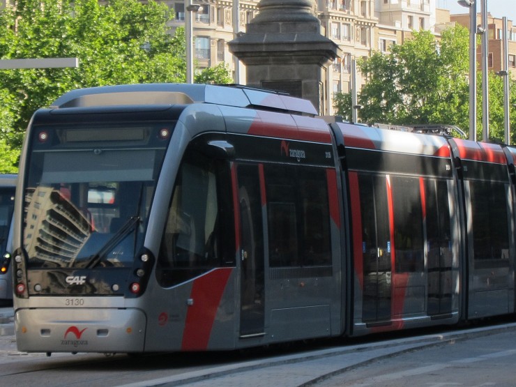 Imagen de un tranvía a su paso por el centro de Zaragoza. / Foto: EP