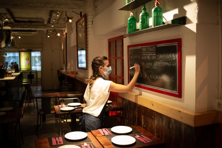 Una camarera apunta el menú del día en una pizarra. / Foto: EP