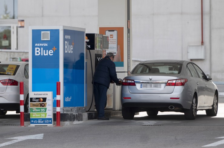 Una persona reposta combustible en una gasolinera. / Foto: Europa Press