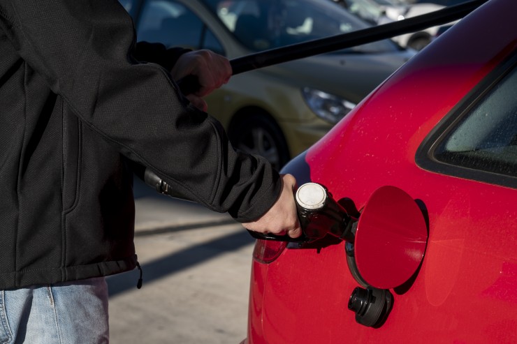Una persona pone gasolina en una gasolinera. / Foto: EP.
