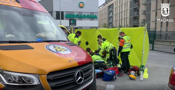 Los servicios de emergencia tratan de salvar la vida del joven. / Foto: Emergencias Madrid