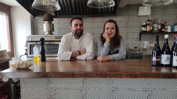 María Dávila y Alberto Montañés, propietarios del restaurante Existe, en Mosqueruela.