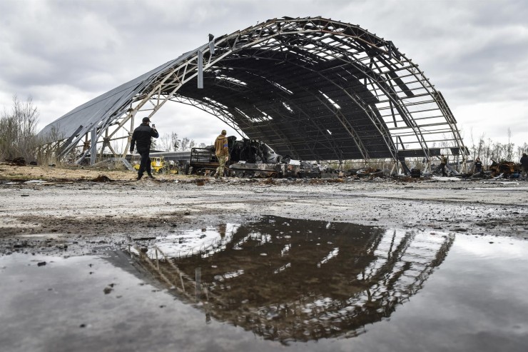Imagen de archivo de un bombardeo ruso a un hangar en suelo ucraniano. / Foto: EFE