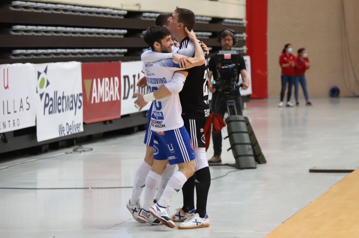 Los jugadores del Fútbol Emotion Zaragoza celebran uno de los goles. Foto: AD Sala 10