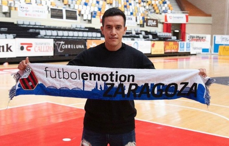Gaby Ramírez posa con la bufanda de Fútbol Emotion Zaragoza.