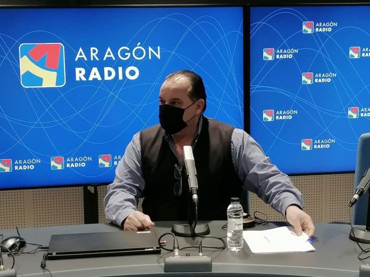 Javier Alcober en los estudios de Aragón Radio.